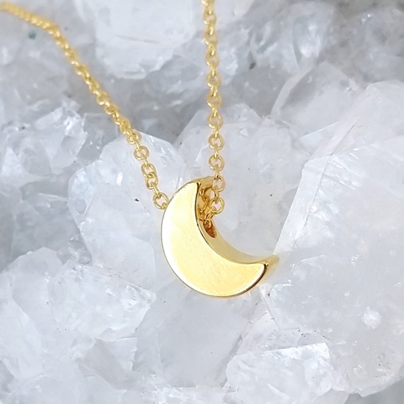 Jewelry - Dainty gold crescent moon necklace